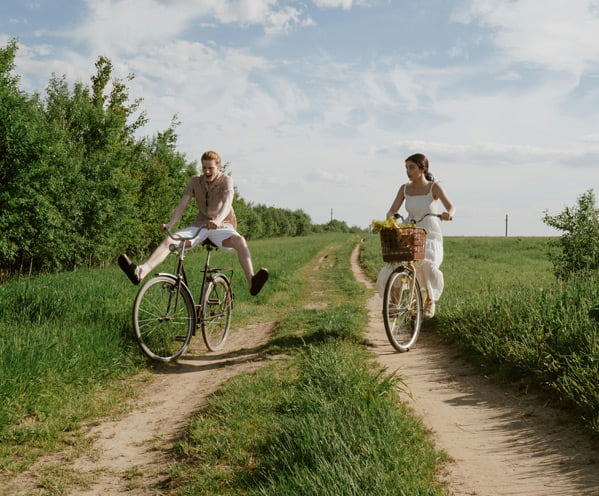 fietsen door een weiland.