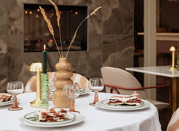 sfeerimpressie van een gedekte tafel in het strandpavijoen